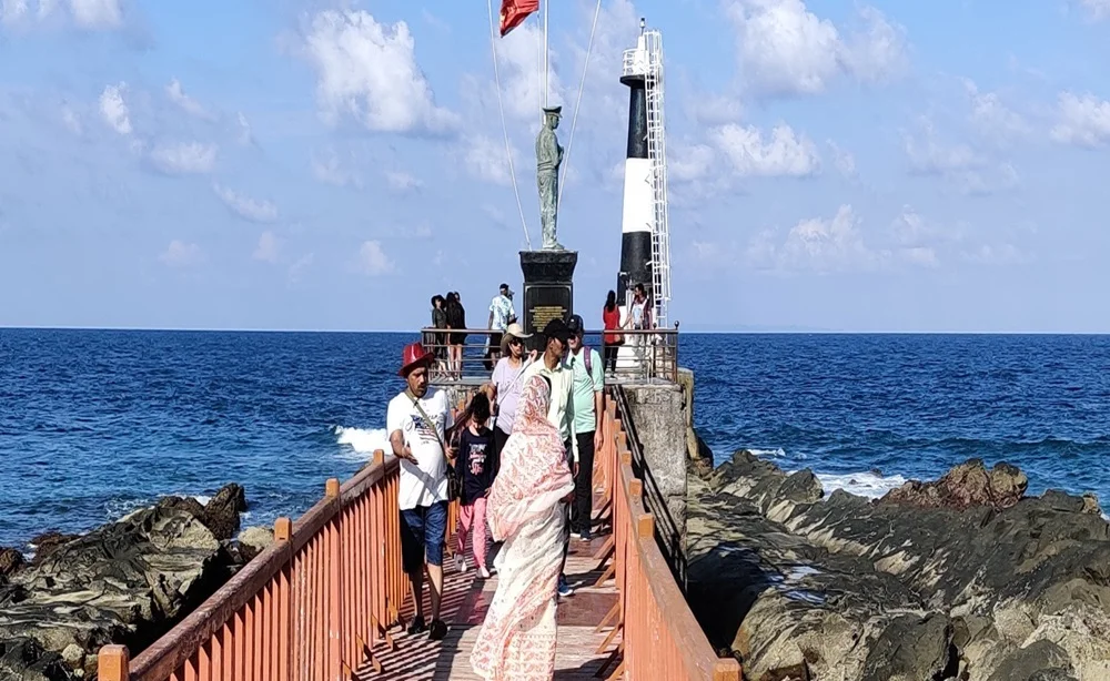 Light House and Statute of Loan Sailor at Ross Island